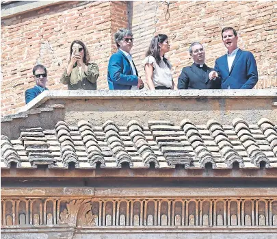  ?? Andreas solaro/afp ?? Murillo, Hamilton y Cruz, junto a familiares, en un balcón del Palacio Apostólico