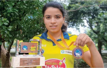  ?? FOTO ?? Desde los seis años, Paola Estrada le pega a un balón. Ya se da el lujo de tener un título mundial en fútbol de salón y ahora fue la máxima goleadora en el certamen de España.