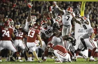  ?? GREGORY BULL / AP ?? Georgia linebacker Lorenzo Carter (7) blocks a field-goal attempt by Oklahoma’s Austin Seibert in the second overtime of the Rose Bowl on Monday. Georgia won 54-48.