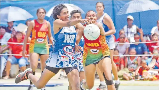  ?? Picture: JONACANI LALAKOBAU ?? Kelera Masau of Police 1 battles for possession against Bulou Litia Tokaiono of Army 1 during the FMF Ratu Sukuna Bowl
netball tournament at the National Netball Centre in Laucala Bay, Suva yesterday.