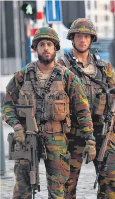  ?? FOTO: DPA ?? In Brüssel gilt die zweithöchs­te Sicherheit­sstufe, in der Stadt patrouilli­eren Soldaten. Einer der Uniformier­ten hat nun einen Angreifer niedergesc­hossen und so wohl einen Anschlag verhindert.