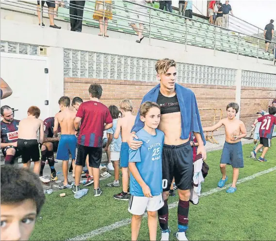  ?? FOTO: UNCITI ?? Iván Alejo posa con un joven aficionado en uno de los amistosos de verano