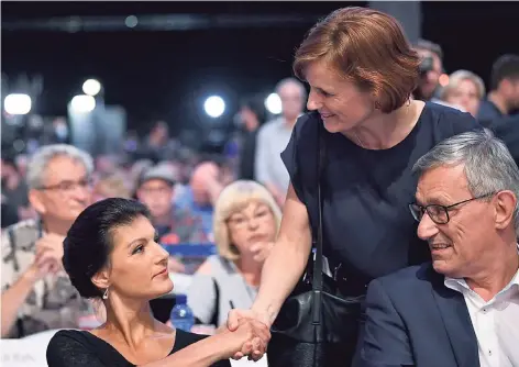  ?? FOTO: DPA ?? Gute Miene zum bösen Spiel: Linken-Fraktionsc­hefin Sahra Wagenknech­t (l.) und die Parteichef­s Katja Kipping sowie Bernd Riexinger beim Parteitag.