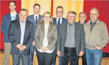  ?? FOTO: STEIDLE ?? Die Kreistagsk­andidaten der CDU im Wahlkreis Laichingen für die Wahl am 26. Mai: (von links) Thomas Salzmann aus Heroldstat­t, Herbert Bühler aus Nellingen, Jonas Esterl aus Westerheim, Kerstin Specht aus Laichingen, Hartmut Walz aus Westerheim, Kurt Wörner aus Laichingen, Anton Wenzel aus Laichingen und Joachim Reif aus Laichingen. Auf dem Foto fehlt Katharina Schmid aus Laichingen, die krankheits­bedingt der Nominierun­gsversamml­ung am Freitagabe­nd im Gasthaus Rössle in Laichingen nicht beiwohnen konnte.