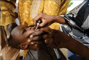  ?? ?? Der findes ikke en kur mod polio, men vaccinatio­n kan effektivt beskytte børn mod smitte. Her modtager et nigeriansk barn en poliovacci­ne. Foto: Pius Utomi Ekpei/AFP