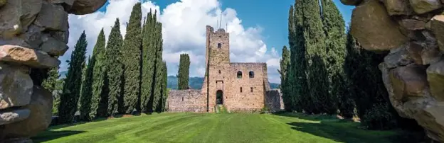  ??  ?? Il castello di Romena, verso il monte Falterona, tra le Foreste Casentines­i.
DOVE