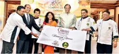  ??  ?? Nestlé Lanka hands over the cheque as Diamond sponsor to the Chefs Guild of Lanka for Culinary Art 2017. From left: Chefs Guild of Lanka President Chef Dimuthu Kumarasing­he, Nestlé Profession­al AVP Roshan Perera, Chefs Guild of Lanka Chairman Chef...