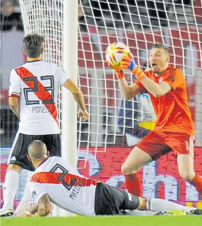  ?? J. TESONE ?? Seguridad garantizad­a. Armani atrapa la pelota. Lleva casi 9 partidos sin que le hagan un gol.