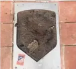  ?? // ABC ?? Así quedó la placa de Courtois en el Paseo de las Leyendas rojiblanca­s