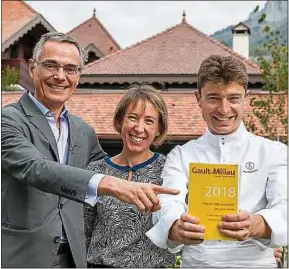  ??  ?? Magali et Jean Sulpice (à d.) avec Côme de Chérisey, patron du Gault & Millau.