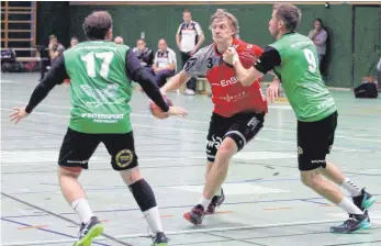  ?? FOTO: HKB ?? Die HSG Fridingen/Mühlheim (rot), hier Emilian Merk gegen den SKV Oberstenfe­ld, stellt sich beim TV Flein auf einen schweren Gegner ein.