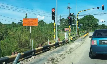  ?? ?? Photo shows the sign informing road users of the ‘turn left when exit is clear’ rule at Jalan Bletih.