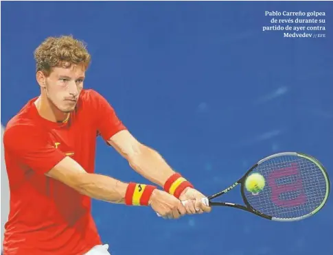  ?? // EFE ?? Pablo Carreño golpea de revés durante su partido de ayer contra Medvedev