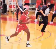  ?? Matt Woolverton / Contribute­d photo ?? New Haven’s Walter Whyte and his Boston University men’s basketball teammates have been wearing masks during games this season.