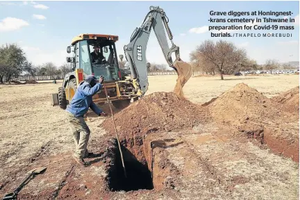  ?? /THAPELO MOREBUDI ?? Grave diggers at Honingnest-krans cemetery in Tshwane in preparatio­n for Covid-19 mass burials.