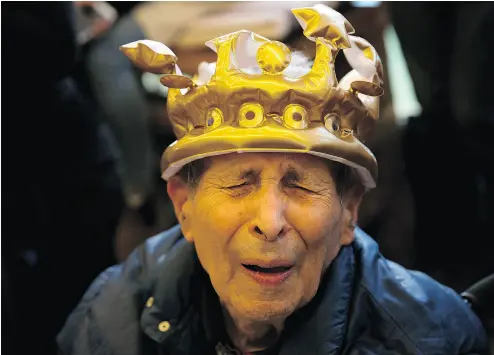  ?? SEBASTIAN SCHEINER / THE ASSOCIATED PRESS ?? Wearing a puffy crown for the occasion, Holocaust survivor Ernest Weiner celebrates his 92nd birthday at an event where children gave him drawings and soldiers and scouts gave gifts. “It’s not pleasant to be alone,” Weiner said.