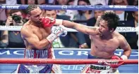  ?? JOHN GURZINSKI/AFP ?? BANYAK MAUNYA: Manny Pacquiao (kanan) melancarka­n jab ke arah Keith Thurman dalam perebutan titel kelas welter WBA (20/7/2019).