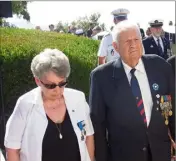  ?? (Photo M. Sk.) ?? Louis Fiori et les militantes de l’associatio­n varoise de l’appel du 18 juin ont déposé des fleurs devant la Croix de Lorraine et la flamme symbole de la Résistance.