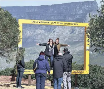  ?? DAVID RITCHIE African News Agency (ANA)
Dunkeld ?? TOURISTS take photos of Table Mountain from Signal Hill. South Africa was last month named the world’s worst destinatio­n for solo female travellers in a survey of 50 of the most-visited countries. |