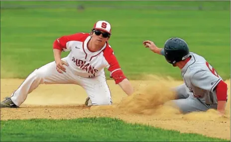  ?? BOB RAINES — DIGITAL FIRST MEDIA ?? Upper Dublin’s Noah Ruiz is safely steals second as Souderton’s Brandon Glass loses the ball on Friday.