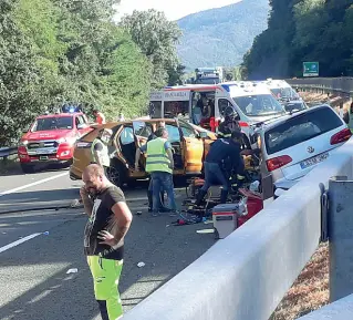  ??  ?? Medici del 118, polizia e pompieri intervenut­i ieri pomeriggio sulla Cisa,