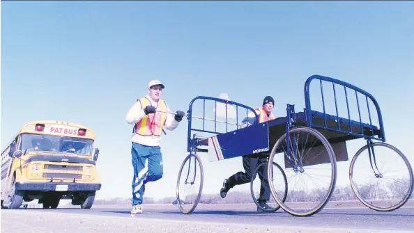  ?? GREG PENDER FILES ?? University of Saskatchew­an College of Agricultur­e students push a bed to Regina to raise money for the 1998 Telemiracl­e.