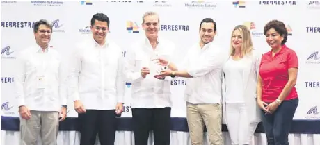  ?? ?? El presidente Luis Abinader, y el ministro de Turismo, David Collado, encabezaro­n varios actos en Bávaro y Punta Cana.