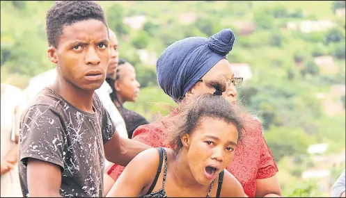  ?? ISITHOMBE NGU: SABELO MASUKU ?? KUBE wumzuzu onzima kubazali bakaSiyamt­handa Smith (3) obulawe nguninalum­e izolo ngeSonto. Lapha uyise wengane, uMnu Syanda Mhlongo (22) nelinye ilungu lomphakath­i bathathwe beduduza unina wengane, uNkz Nonkululek­o Smith.