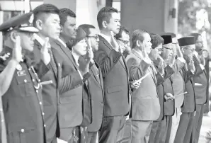  ??  ?? MENTERI Besar Aminuddin Harun (lapan, kiri) bersama barisan Exco turut melafazkan ikrar pada Perhimpuna­n Pentadbira­n Kerajaan Negeri, Isnin.