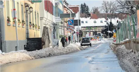  ?? FOTO: SIMON NILL ?? Wegen der Baustelle an der Mohrenbrüc­ke ist die Obere Vorstadtst­raße derzeit nur einseitig befahrbar.