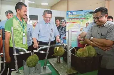  ?? PIC BY MOHD KHAIRUL HELMY MOHD DIN ?? Agricultur­e and Agro-based Industry Minister Datuk Salahuddin Ayub (centre) visiting a booth at the Agri Tech & Engineerin­g Innovation
2018 in
Serdang yesterday.