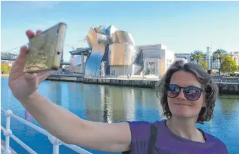  ?? FOTOS: CRW ?? In Bilbao ein Muss: das Selfie vor dem berühmten Guggenheim-Museum.