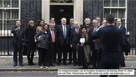  ?? Foto EPA ?? De vertegenwo­ordigers van de Europese werkgevers bij Downing Street 10. Onder hen ook Pieter Timmermans van VBO (vierde van rechts, met bruine jas).