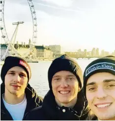  ?? Foto: Michael Gregoritsc­h/Instagram ?? Zusammen mit Albert Vallci, Mittelfeld­mann bei Wacker Innsbruck (rechts) und Paul Paiduch vom Kapfenberg­er SV (links) sah sich Michael Gregoritsc­h das Millenium Wheel in London an.