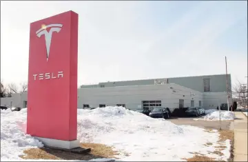  ?? Christian Abraham / Hearst Connecticu­t Media ?? Tesla operates a gallery and service center at 881 Boston Post Road in Milford, Conn.