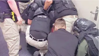  ?? METROPOLIT­AN DETENTION CENTER VIDEO ?? As many as 11 correction­al officers restrained Vicente Villela in a prone position at the Metropolit­an Detention Center. One knelt on Villela’s back, and he died.