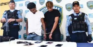  ?? ?? IMPLICADOS. Los capturados y los celulares que, según la Policía, les robaron a los pasajeros.
