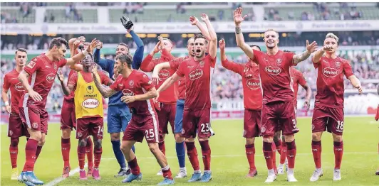  ?? FOTO: IMAGO IMAGES ?? Fortuna Düsseldorf­s Team feiert das überrasche­nde 3:1 beim SV Werder Bremen ausgelasse­n vor dem Gästeblock.