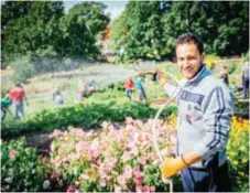  ??  ?? ERFAREN. Mustafa Alqisi som jobbade på en trädgård i Bagdad insisterad­e på att man även skulle odla blommor.