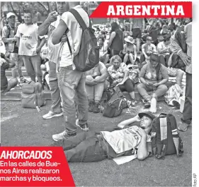  ?? ?? AHORCADOS
En las calles de Buenos Aires realizaron marchas y bloqueos. ARGENTINA