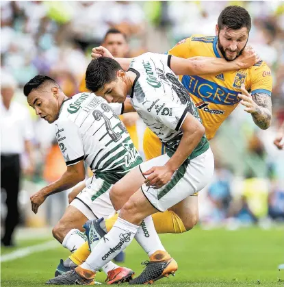  ??  ?? El aparato defensivo de Santos nulificó a Gignac