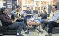  ??  ?? Iraqi musicians perform at a book fair in Mosul.