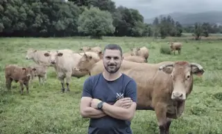  ?? [paco rodríguez] ?? O gandeiro Míchel Ríos axuda a manter as Brañas de Laíño, espazo de gran valor ecolóxico