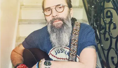  ??  ?? Steve Earle errichtet seinem im Vorjahr mit 38 Jahren gestorbene­n Sohn einen musikalisc­hen Grabstein.