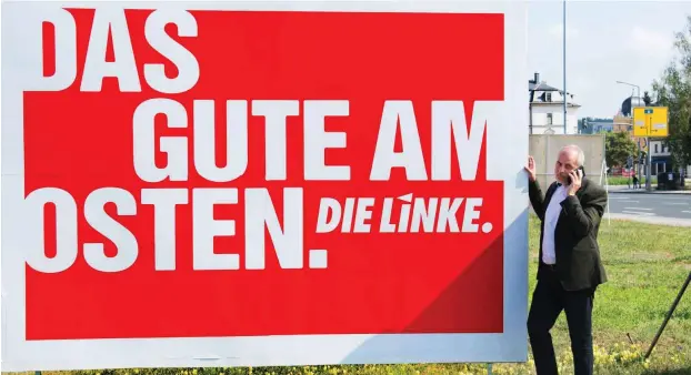  ?? Foto: dpa/Sebastian Kahnert ?? Da gab es noch Hoffnung: LINKE-Spitzenkan­didat Rico Gebhardt Ende August am Rande einer Wahlkampfv­eranstaltu­ng in Freital an einem Plakat seiner Partei