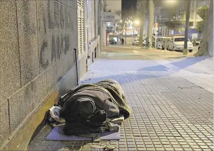  ??  ?? EN LA CALLE. El de ayer fue el segundo fallecimie­nto de personas sin techo en menos de un mes y seguirán las temperatur­as bajas.