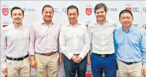  ??  ?? EN SINGAPUR. De fichajes, ventas y cuentas hablaron Pablo Longoria, Anil Murthy, Peter Lim, Mateo Alemany y Kim Koh en Singapur.