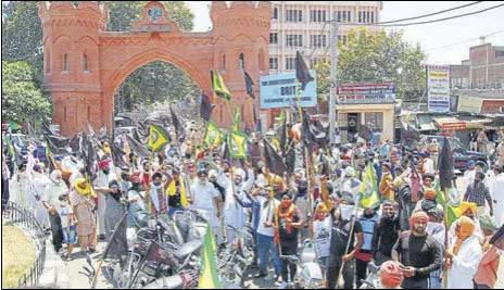  ?? SAMEER SEHGAL/HT ?? Farmers during a protest against the Centre’s three agri laws in Amritsar on Wednesday.