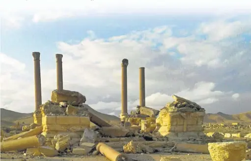  ??  ?? Recuperada. Fotografía facilitada por la Dirección General de Antigüedad­es y Museos (DGAM) que muestra los restos arqueológi­cos de Palmira, Siria.