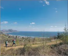  ??  ?? Runners on one of the hill paths above Whiting Bay.